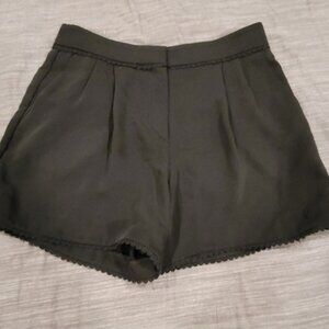 Ann Taylor Black Shorts Embroidered Detailing 4" Inseam Pleated Front Women Sz 4